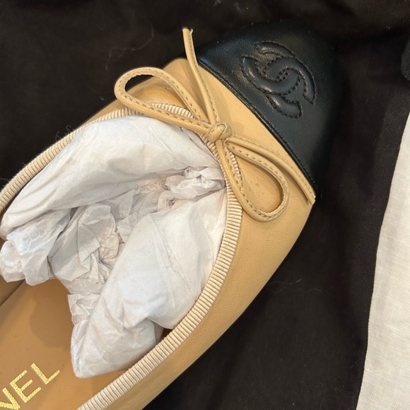 Chanel classic Flats in beige w black cap-toe size 38.5 - Picture 2 of 11